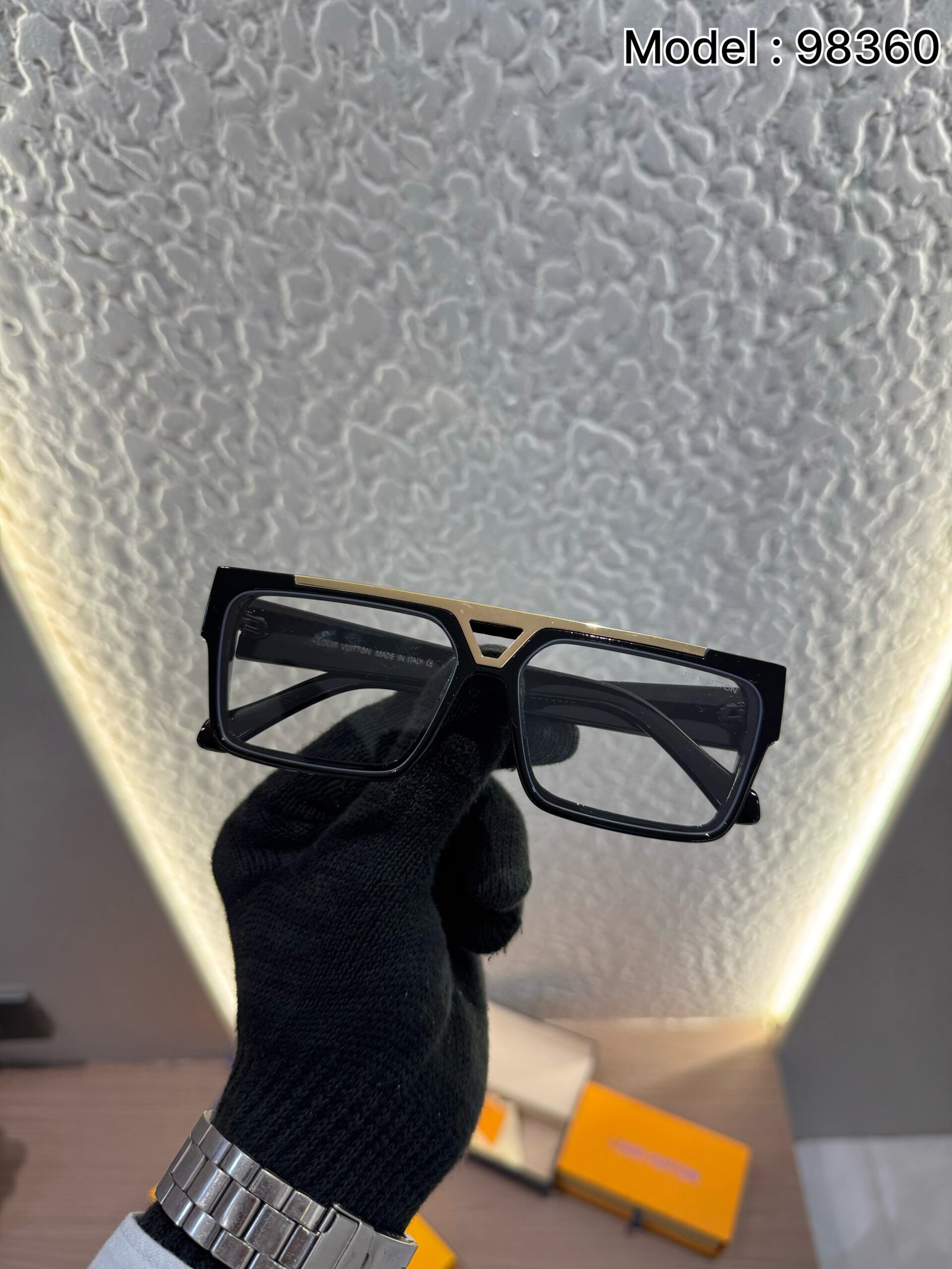 Louis_vuitton_98360_black_frame