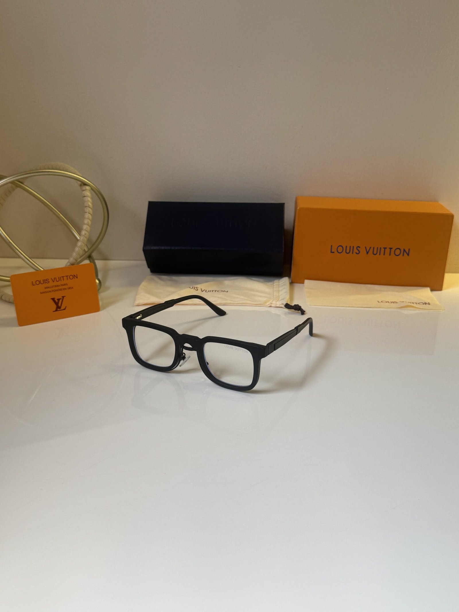 Louis_Vuitton_1008_Black_Frame