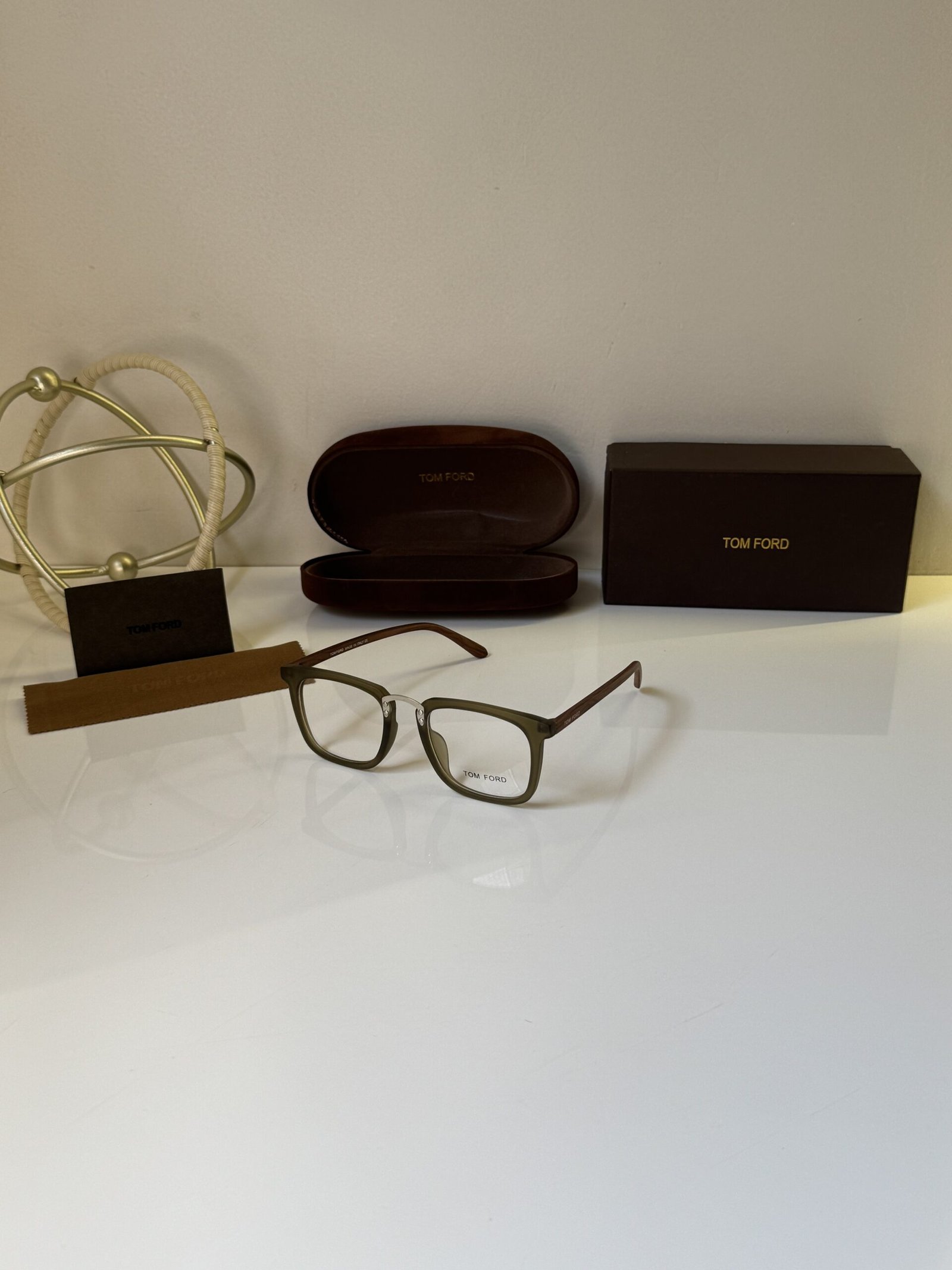 Tomford_5184_Gun_Green_With_Wooden_Stick